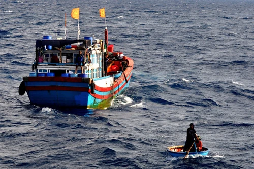 Ngư dân Việt Nam cứu sống 5 ngư dân Malaysia gặp nạn trên biển