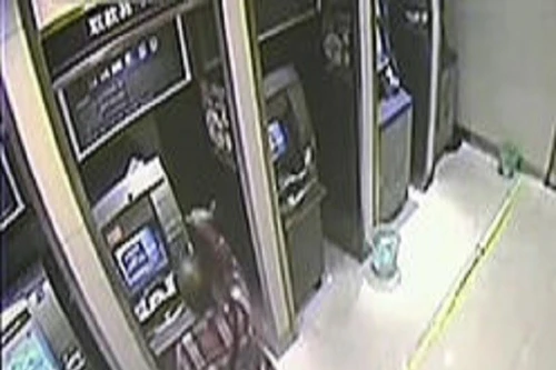 Dùng búa đập nát 9 cây ATM vì không rút được tiền