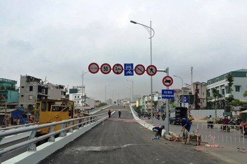 Cấm xe tải, xe thô sơ lưu thông lên cầu vượt Ô Đông Mác - Nguyễn Khoái