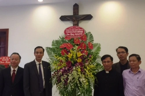 Phó Bí thư Thành ủy Đào Đức Toàn chúc mừng Giáo xứ Hàm Long dịp Lễ Noel 2016
