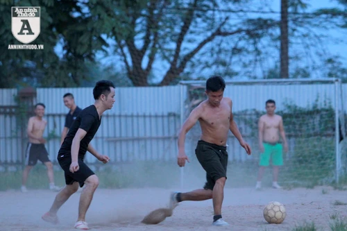 [ẢNH] Thanh niên ở quê cởi trần đá bóng phủi mùa World Cup