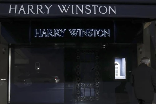 Tên cướp thản nhiên lấy đi số kim cương trị giá 16 triệu Euro