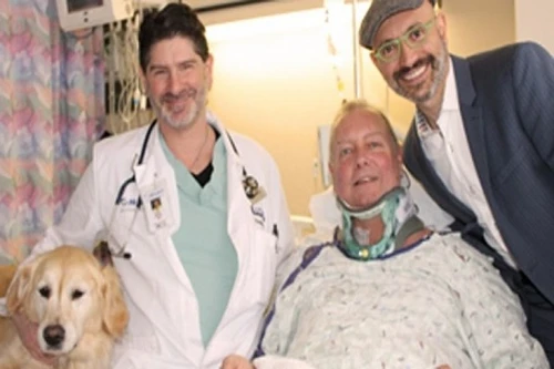 Chó dầm mình trong tuyết cứu sống chủ nhân