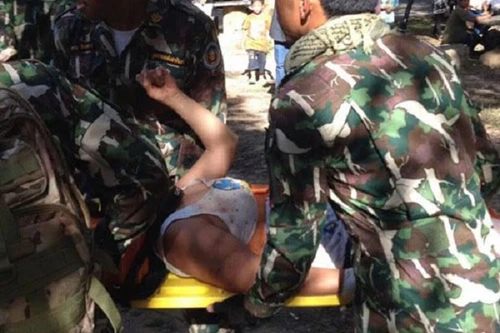 Suýt mất mạng vì chụp ảnh "tự sướng" cùng cá sấu