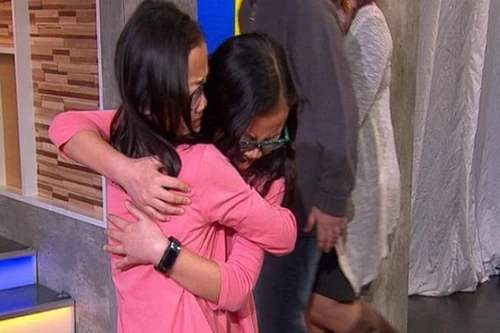 Phát trực tiếp cảnh đoàn tụ cảm động giữa hai chị em sinh đôi