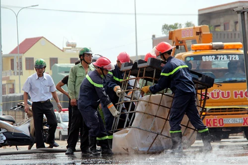 Lật xe, hàng nghìn lít axít bốc khói ngùn ngụt trên đường