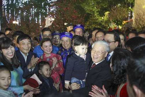 Tổng Bí thư Nguyễn Phú Trọng chúc tết Hà Nội và thả bộ bên hồ Gươm tối 30 Tết