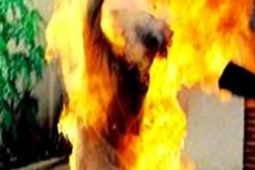 Không trả được nợ, người đàn ông dùng xăng tự thiêu