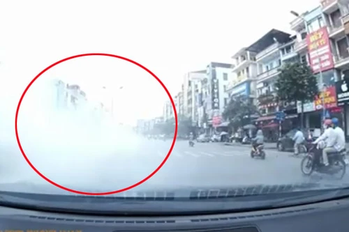 Chiêu "kim thiền thoát xác" của chiếc Kia K3 trên phố Hà Nội