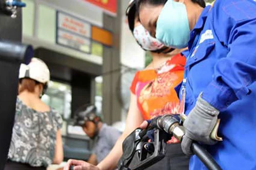 Chờ đêm mới tăng giá xăng