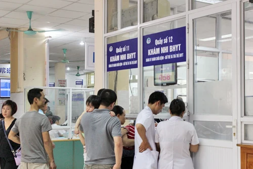 Thủ tục mua BHYT theo hộ gia đình: Máy móc, cứng nhắc, gây khó cho dân