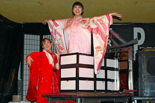 Cặp “mỹ nữ” ảo thuật Nhật Bản đến Việt Nam