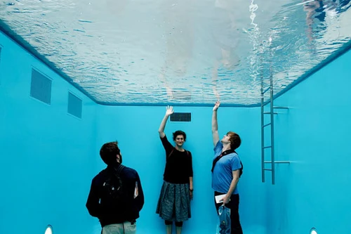 Bể bơi ảo giác giữa lòng Hà Nội