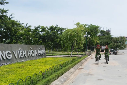 Trả lại vẻ đẹp công viên Hòa Bình