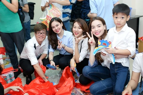 Hồ Ngọc Hà đưa con trai cùng các học trò mang trung thu đến trẻ em nghèo
