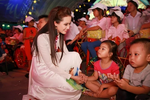 Phan Thị Mơ diện áo dài vui trung thu cùng các em nhỏ tại phố đi bộ