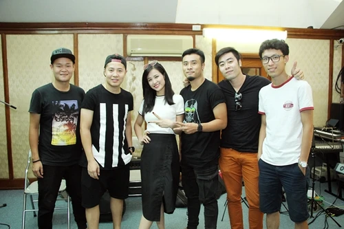 Đông Nhi liên tục di chuyển hai miền Nam - Bắc để luyện tập liveshow