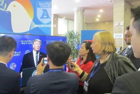 [ẢNH] Khoảnh khắc báo chí khi Tổng thống Mỹ Donald Trump họp báo sau Hội nghị Thượng đỉnh