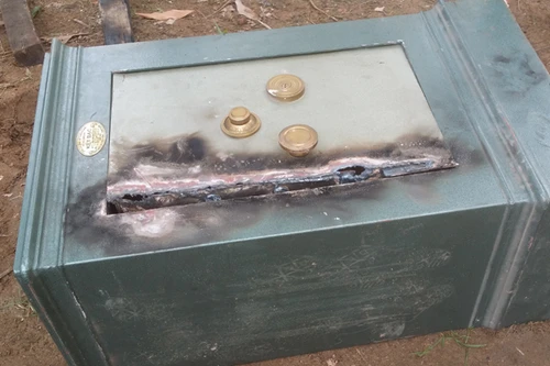 Thủ đoạn của đối tượng dùng đèn khò để phá két sắt trộm tiền 