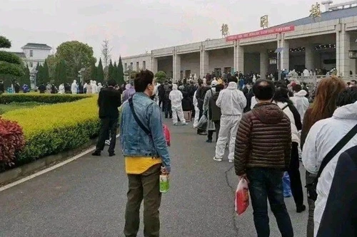 [ẢNH] Báo Anh hoài nghi khi thấy hàng nghìn lọ tro cốt chất tại nhà tang lễ Vũ Hán