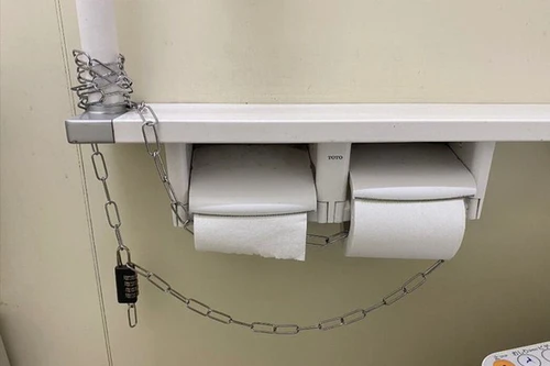 [ẢNH] Covid-19 khiến người nước ngoài ẩu đả vì giành mua giấy vệ sinh