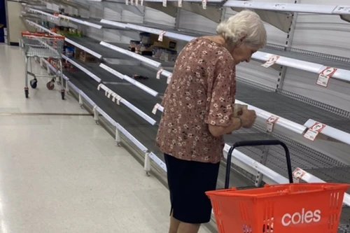 [ẢNH] Cụ bà Australia bật khóc trước kệ hàng trống trơn vì dịch Covid-19