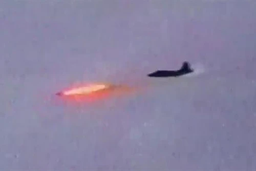 [ẢNH] Tên lửa chống tăng trên Su-25 Nga vừa ‘chẻ đôi’ máy bay ném bom khổng lồ
