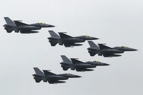 [ẢNH] Trung Quốc nóng mặt khi phi đội "chim cắt" F-16 Đài Loan bất ngờ tập trận