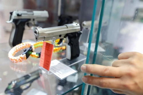 [ẢNH] Đại dịch Covid-19 bùng phát, người dân Hungary đổ xô... mua vũ khí