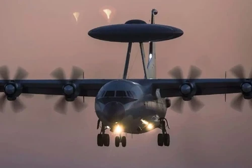 [ẢNH] "Mắt thần" KJ-500 của Trung Quốc vượt eo biển Đài Loan