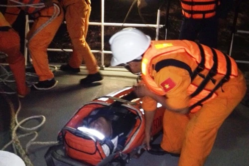 Ứng cứu nhanh 2 thuyền viên nước ngoài gặp nạn trên biển