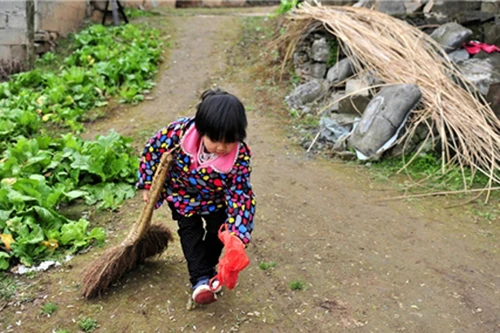  Bé 7 tuổi chăm ông bà ốm yếu