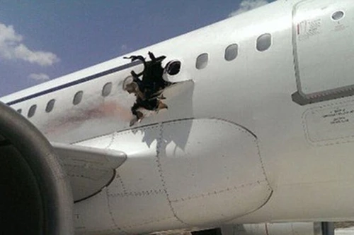 Bom nổ trên máy bay ở độ cao 4km khiến 1 người rơi