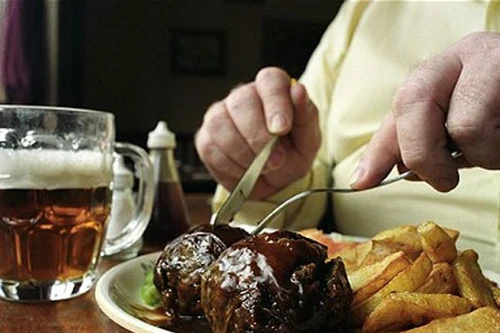 Vì sao không nên vừa ăn vừa uống?