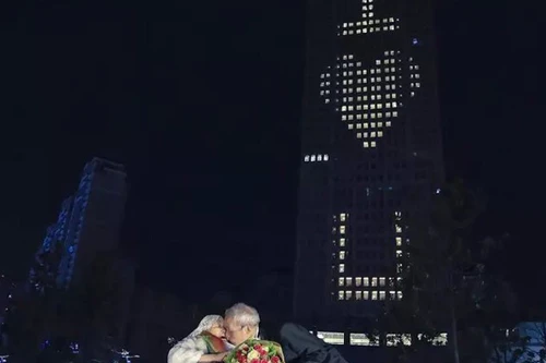 Gửi thông điệp tình yêu từ tòa cao ốc