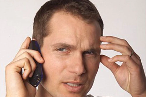 Nghe điện thoại 1 giờ/ngày, chất lượng tinh trùng giảm một nửa