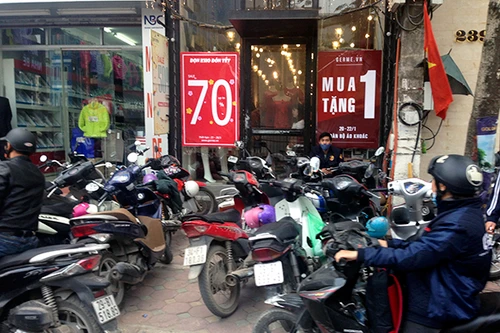 Người dân Hà Nội đổ xô đi săn hàng giảm giá cuối năm
