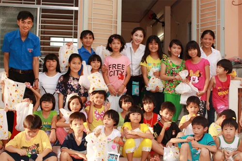 Hoa hậu Đại dương Đặng Thu Thảo thăm và tặng quà trẻ em tại quê nhà