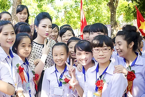 Hoa hậu Ngọc Anh rạng rỡ về trường cũ dự khai giảng