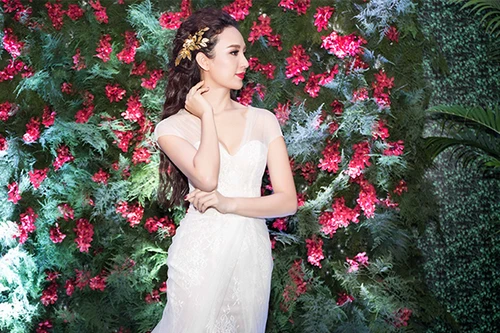 Hoa hậu Ngọc Diễm quyến rũ với style công chúa làm MC