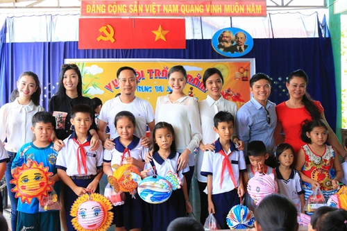 NTK Võ Việt Chung cùng dàn người đẹp phát quà trung thu cho trẻ em nghèo