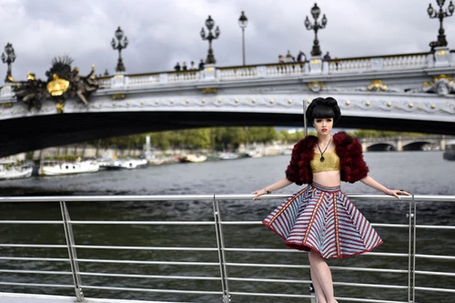 Khởi động show thời trang tại sàn diễn nổi trên sông Seine - Paris