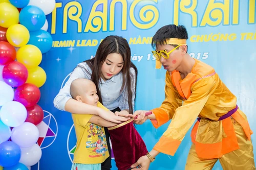 Hoa hậu Kỳ Duyên mang Trung thu sớm đến cho trẻ em