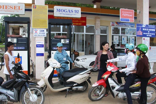 Người tiêu dùng "gánh" thêm tiền thuế xăng dầu
