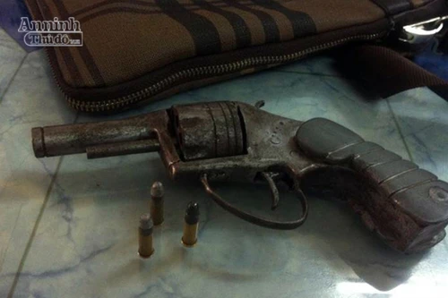 Cảnh sát hình sự truy bắt đối tượng mang súng đi ăn đêm