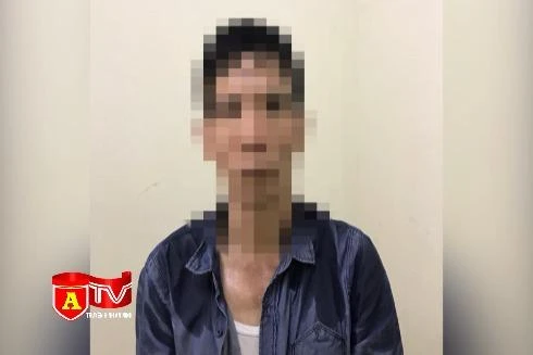 Bị 141 kiểm tra liền giấu ma túy trong lòng bàn tay