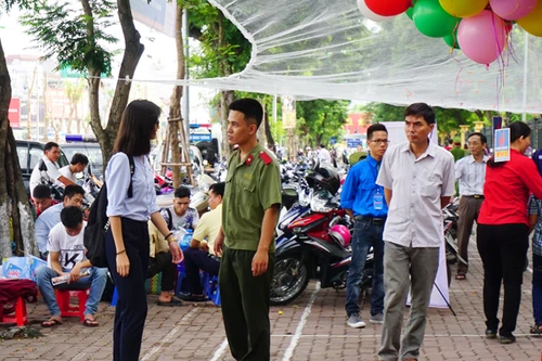 Công an quận Hai Bà Trưng trông xe miễn phí phục vụ các thí sinh