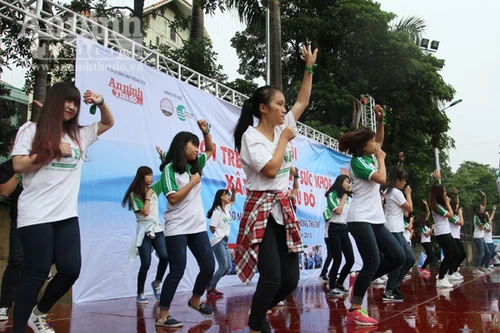 Màn nhảy flashmob độc đáo của sinh viên Đại học Tài nguyên và Môi trường