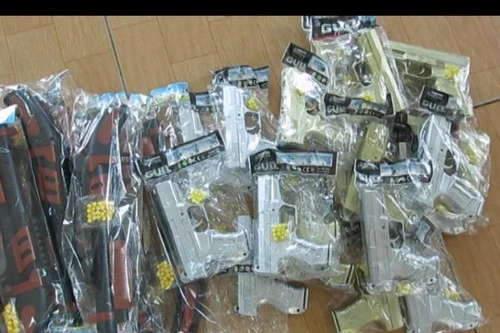 Bắt đối tượng vận chuyển súng đồ chơi nguy hiểm