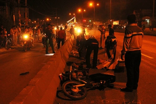 Va chạm với xe tải, người đàn ông chết thảm trong đêm